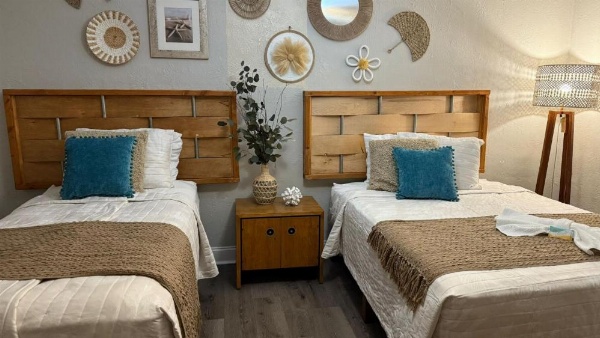 Twin Palms Motel image 30